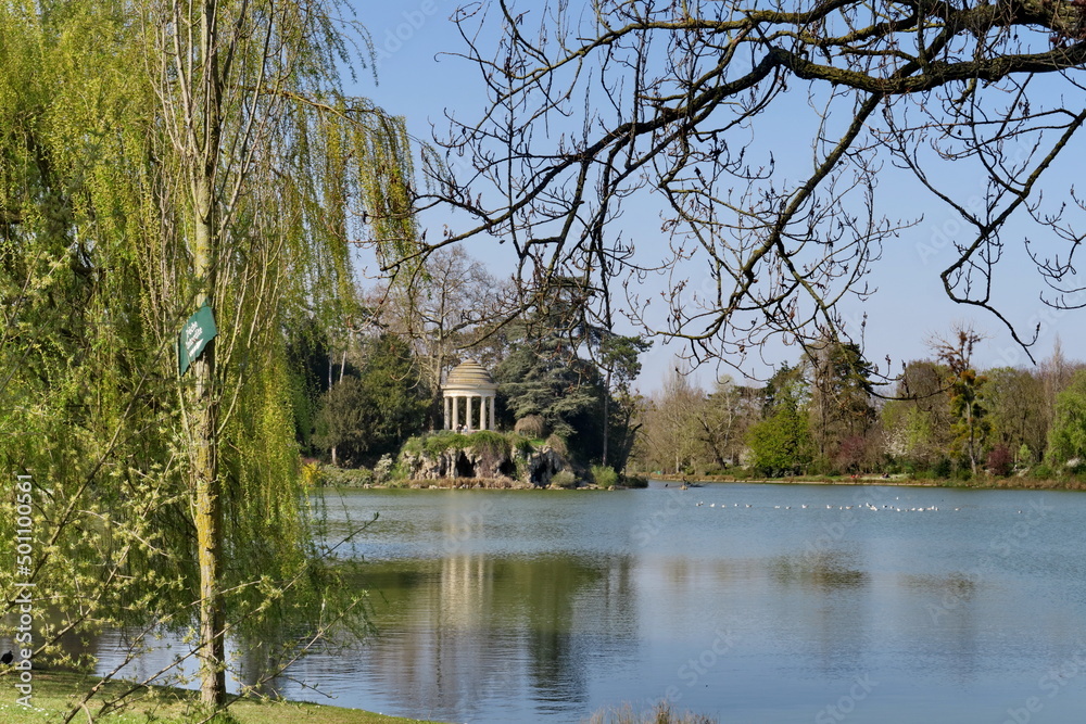 Temple de l'Amour, lac Daumesnil, bois de Vincennes. Paysage romantique. Paris. Temple de l'Amour, lac Daumesnil, bois de Vincennes. Paysage romantique. Paris.