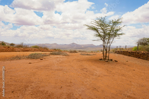 Fotografiet Scenic view of arid landscapes against sky at Nanyuki, Kenya