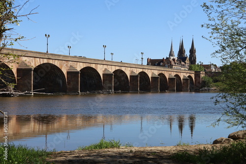 Le pont Régemortes sur la rivière Allier, ville de Moulins, département de l'Allier, France