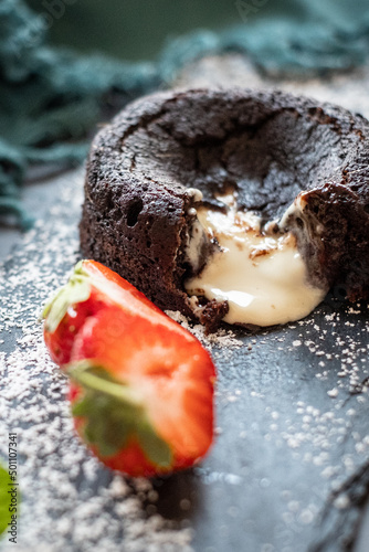 Angeschnittener Lavacake mit weißer Schokolade photo