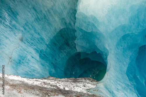 Foto blue ice cave covered with snow