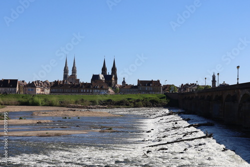 Vue d'ensemble de Moulins le long de la rivière Allier, ville de Moulins, département de l'Allier, France