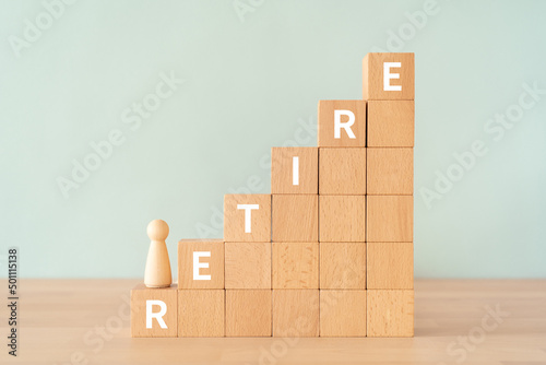 退職・引退のイメージ｜「RETIRE」と書かれた積み木と人形