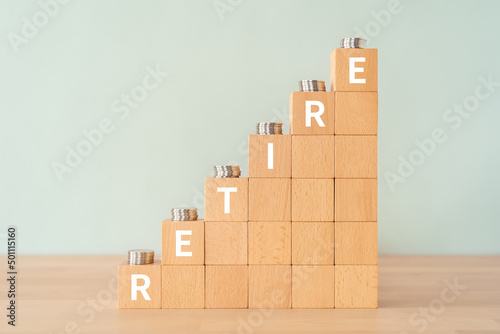 退職・引退のイメージ｜「RETIRE」と書かれた積み木とコイン