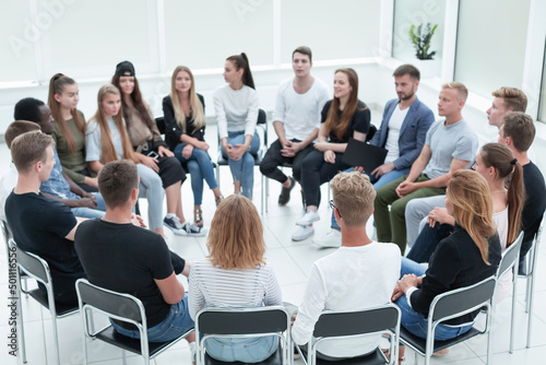 group of young like-minded people sitting in a circle © ASDF