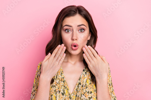 Fotografía Photo of cool young brunette lady palms up wear floral dress isolated on pink co