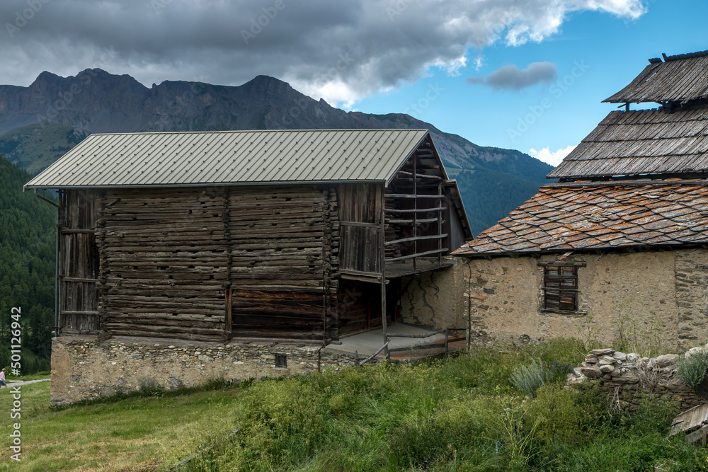 Hameau du Coin , Village de Molines dans le massif du Queyras en été , Hautes-Alpes , France