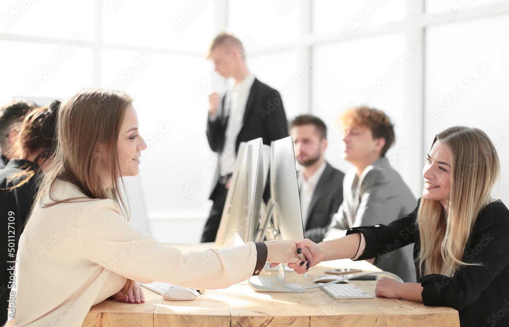 Obraz premium young employees shaking hands at a successful presentation