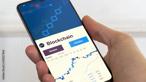 Investir dans un ETF blockchain. Diversifier son investissement s'exposer à un fonds thématique. Acheter un fonds en bourse. Spéculer sur la thématique. Texte en français.