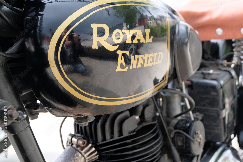 Réservoir de moto anglaise Royal Enfield en gros plan Stock Photo | Adobe  Stock