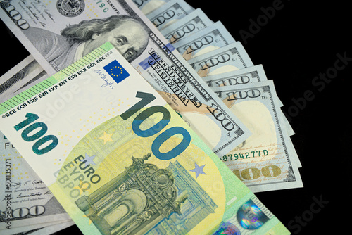 100 euros lie on 100 dollars