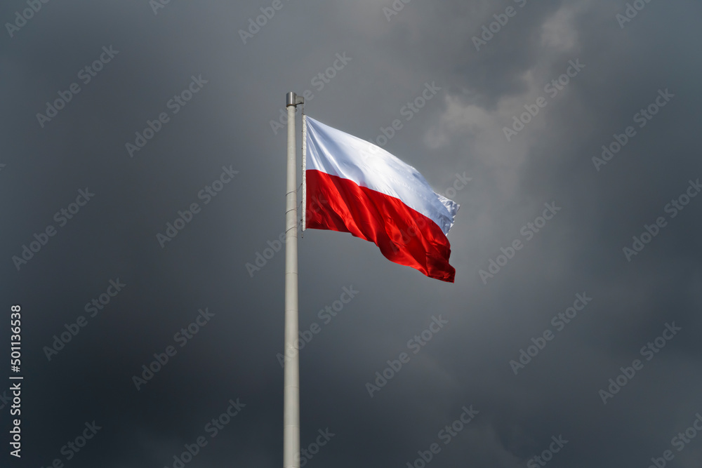 Flaga Polski na tle burzowego nieba - obrazy, fototapety, plakaty 