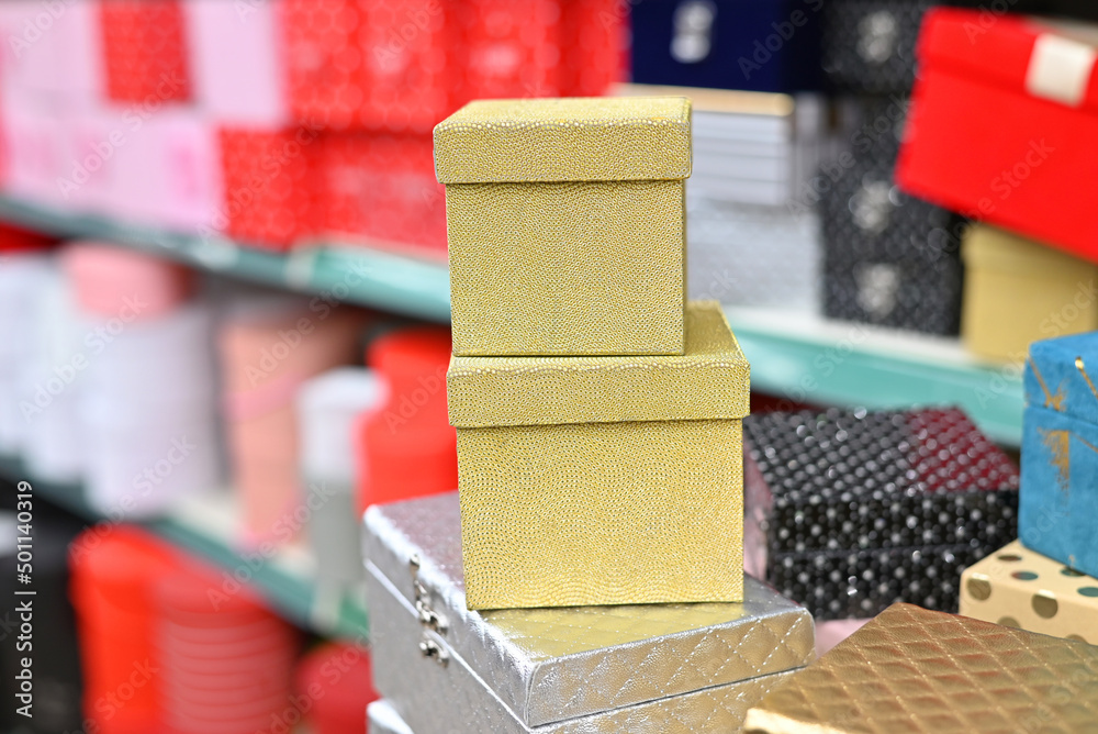 Obraz premium Decorative boxes for packing presents and gifts on a shelf in a shop. copy space
