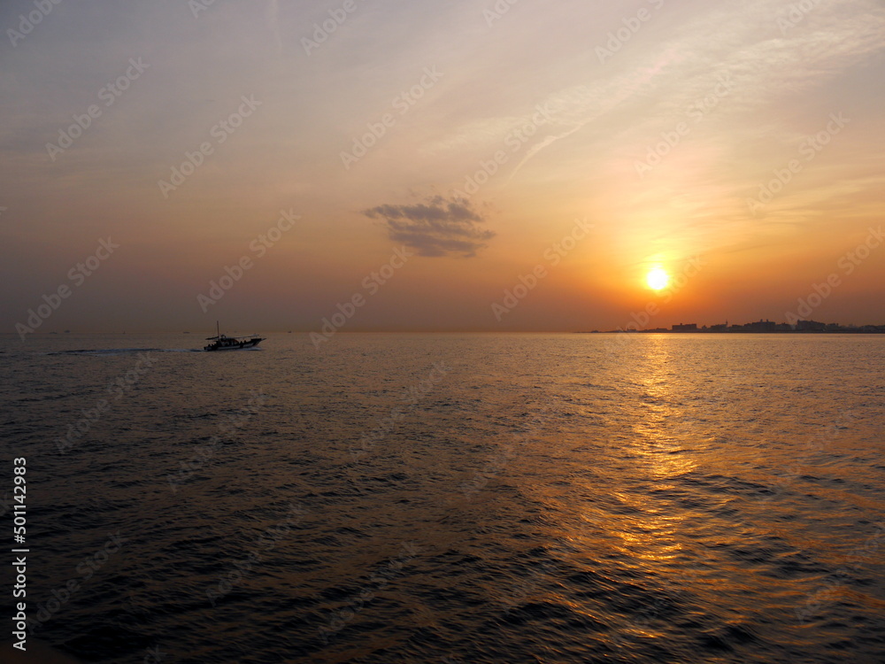 舞子浜の夕暮れの海