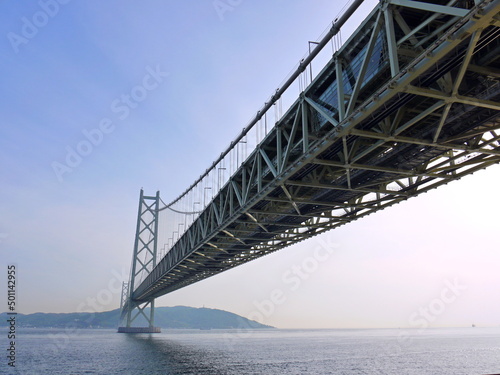 明石海峡大橋の向こうに見える淡路島 © Kunitomo