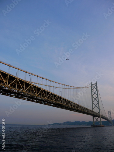 Obraz na płótnie 明石海峡大橋の上空を飛ぶ飛行機 w salonie