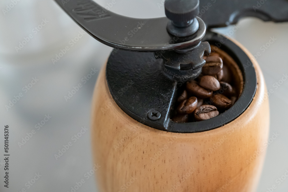 コーヒーミルでコーヒーを挽く様子 コーヒーミルでコーヒーを挽く様子
