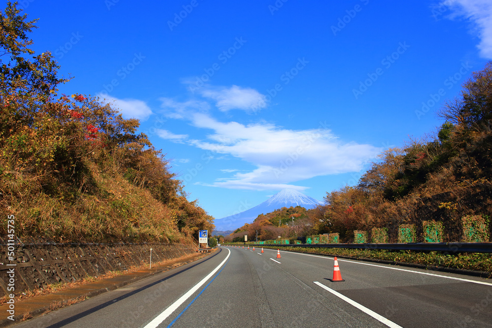 東名高速道路をドライブ 車窓から望む富士山 東名高速道路をドライブ 車窓から望む富士山