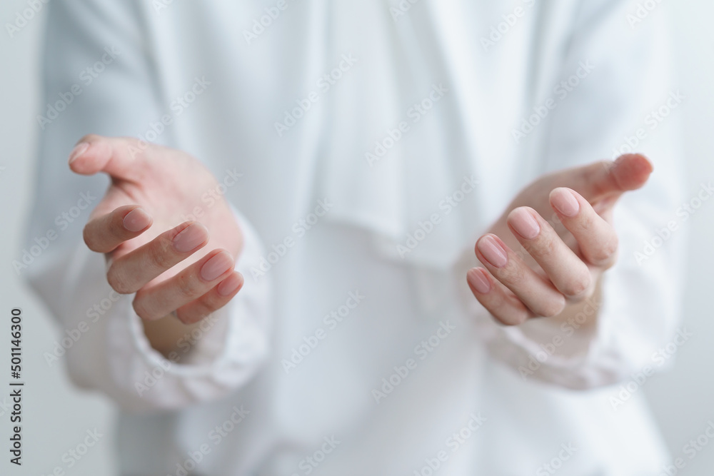 女性の手元 女性の手元
