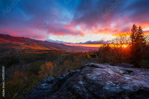 Fotografia Scenic sunrise over an autumn landscape near Grandfather Mountain along the Blue