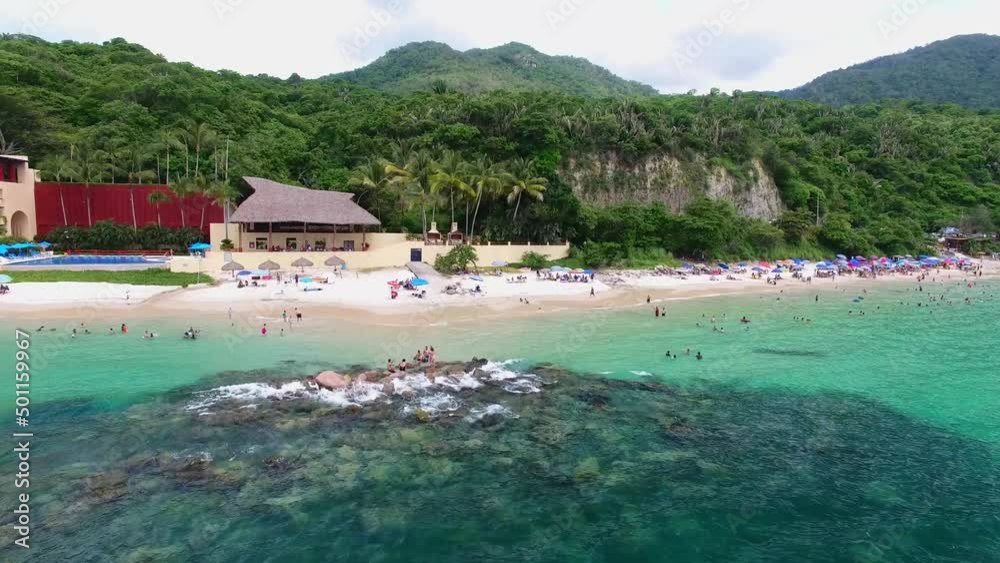 Hermosa playa de agua cristalina en Puerto Vallarta, Mexico Hermosa playa de agua cristalina en Puerto Vallarta, Mexico