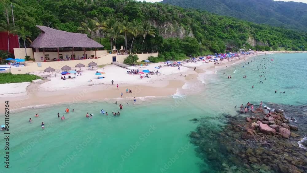 Turistas en hermosa playa