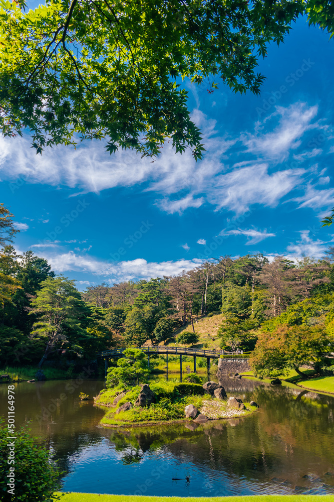快晴の日本庭園風景