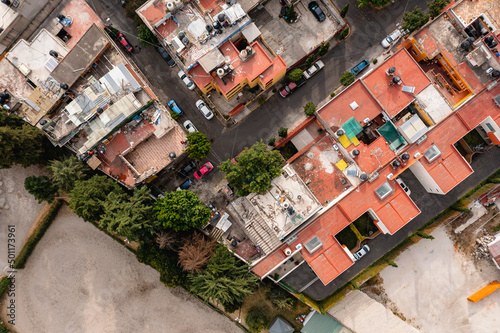 Photo of the aerial view of middle-class houses, streets, and cars in the Contadero area in the mayor's office of Cuajimalpa de Morelos during sunset on the outskirts of Mexico City photo