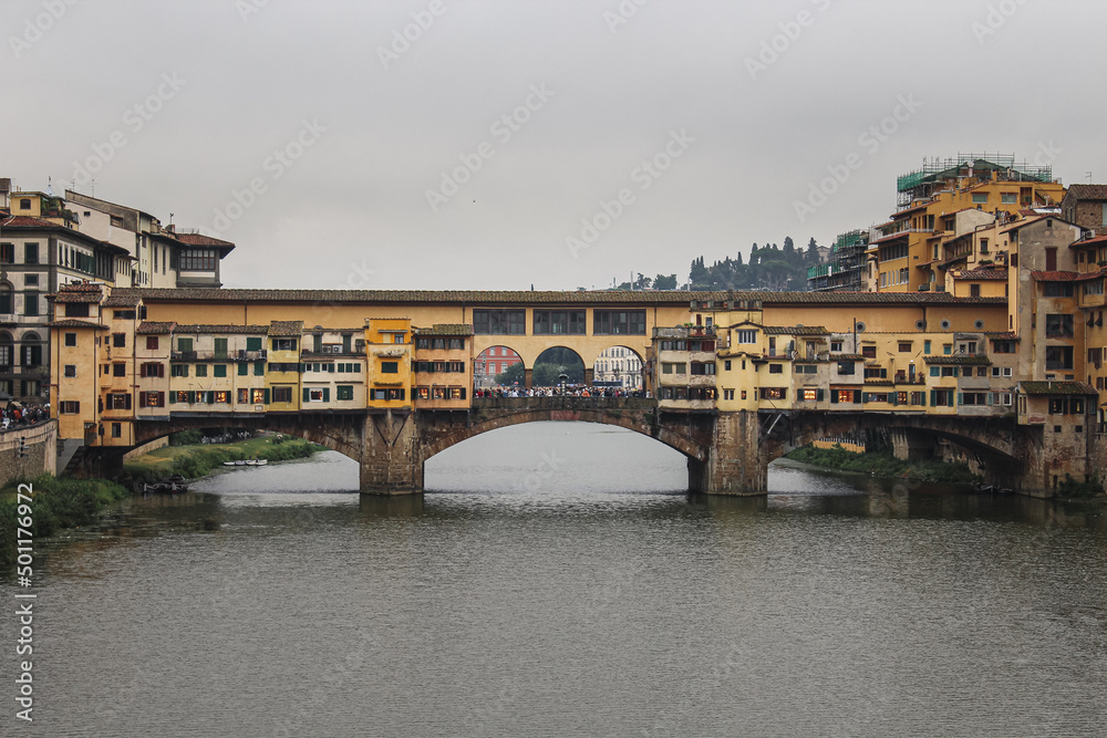 Obraz premium Cloudy day with Ponte Vecchio in Firenze