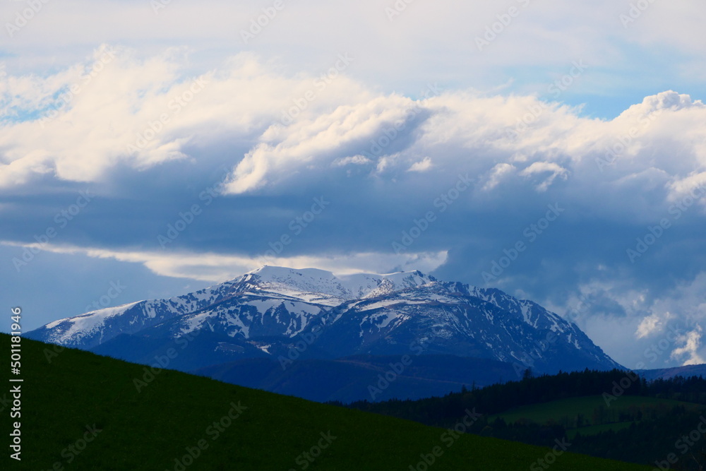 Der Schneeberg unter einer Wolkendecke 