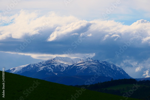 Der Schneeberg unter einer Wolkendecke 