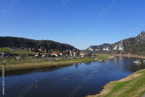 Blick über die Elbe zum Kurort Rathen in der Sächsischen Schweiz