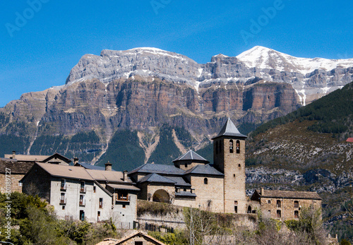 Imagen de Torla (Huesca), con las montañas del Parque Nacional de Ordesa en los Pirineos españoles, nevadas. 