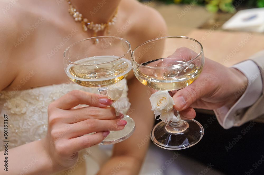 結婚式 シャンパングラスを合わせて乾杯する新郎新婦 Stock Photo Adobe Stock 結婚式 シャンパングラスを合わせて乾杯する新郎新婦 Stock Photo Adobe Stock