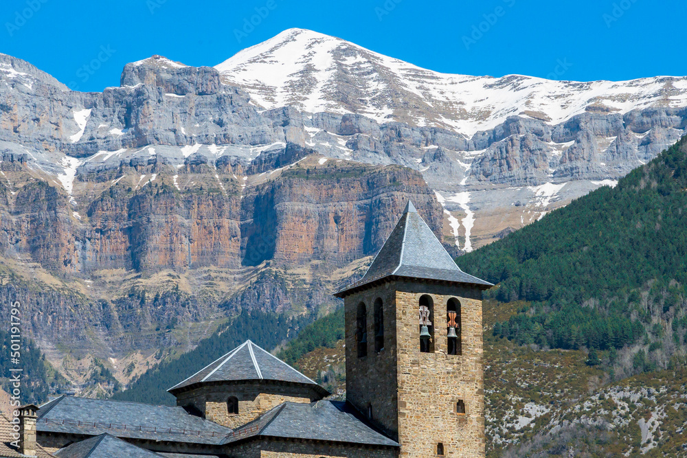Imagen de Torla (Huesca), con las montañas del Parque Nacional de Ordesa en los Pirineos españoles, nevadas. 