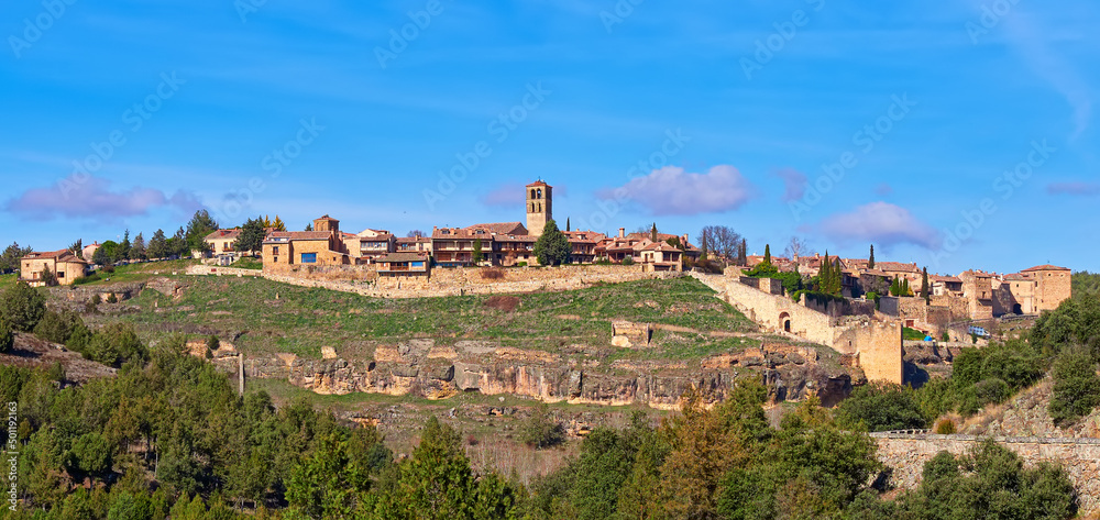 Vista panoramica en lo alto de la montaña entre bosques del pueblo de Riaza en Segovia,Castilla y Leon,España