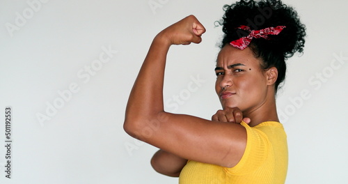 Print op canvas African American feminist woman posing to camera doing we can do it gesture with