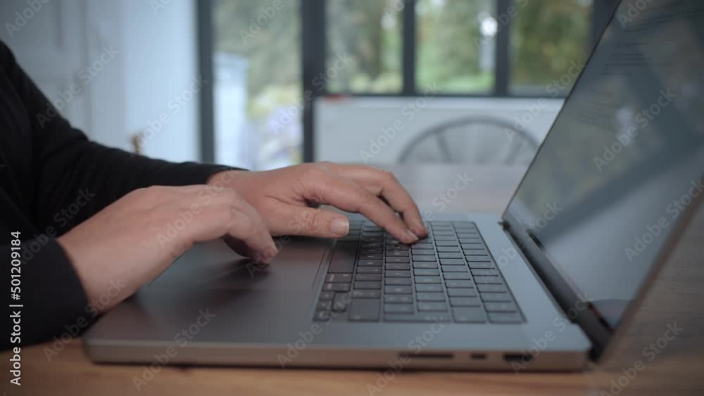 Femme qui travaille sur un ordinateur portable. Gros plan sur les mains et le clavier. Plan en travelling lent. Vidéo 4K