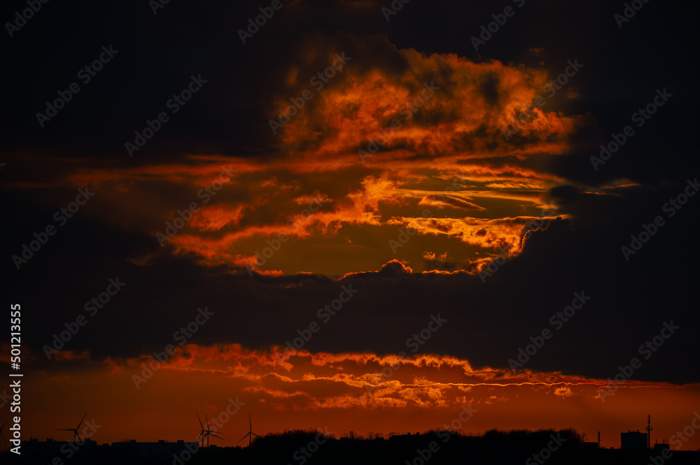 Sonnenuntergang mit Gesicht in Wolke