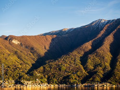 Fototapeta Naklejka Na Ścianę i Meble -  landscape with mountains at lago di como