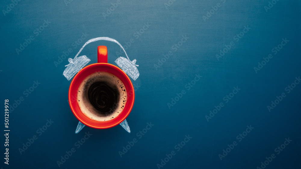 Coffee cup top view with manual alarm clock on a chalkboard background. Break time, good morning, drinks menu design concept. Copy space Coffee cup top view with manual alarm clock on a chalkboard background. Break time, good morning, drinks menu design concept. Copy space
