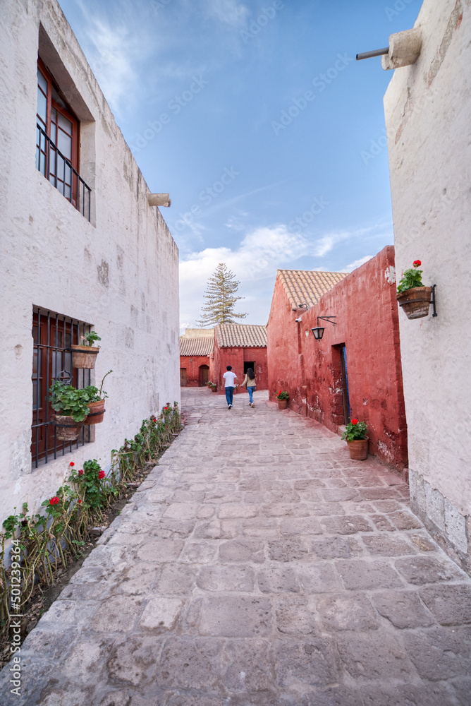 Personas irreconocibles caminando en la calle Córdoba del monasterio Santa Catalina en Arequipa