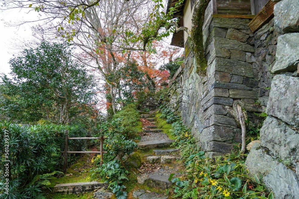古い日本様式の別荘の秋の石垣と石段の情景＠愛媛