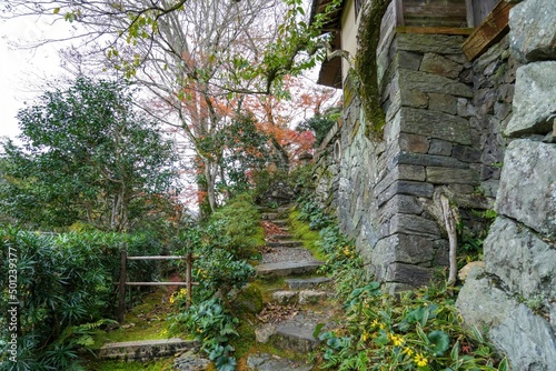 古い日本様式の別荘の秋の石垣と石段の情景＠愛媛