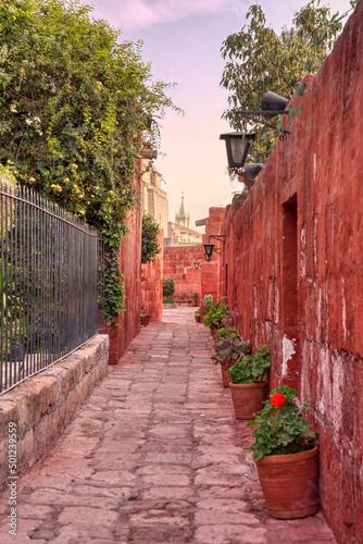 Vista general de la calle Burgos en un atardecer de Arequipa