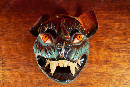 Máscara típica de Cuzco - Perú con fondo de madera photo