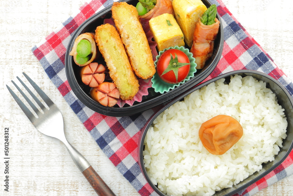 食中毒の要因になるヘタ付きのミニトマトが入った手作りのお弁当 食中毒の要因になるヘタ付きのミニトマトが入った手作りのお弁当