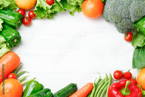 たくさんの野菜が並べられた白い木製テーブルの背景 © hikari_stock