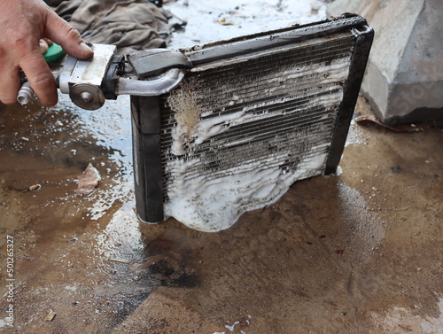 Fotografia Dirt is caused by cleaning the condenser unit of the car.