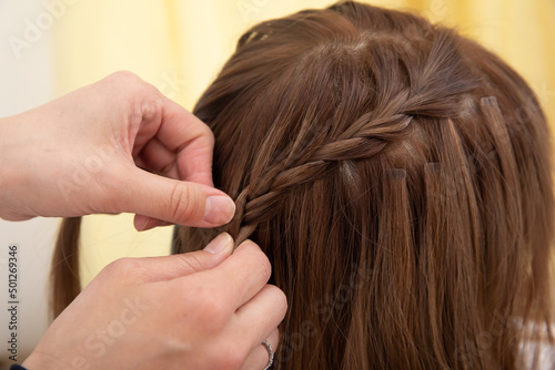 ヘアセットをする女性の頭 Hair set
